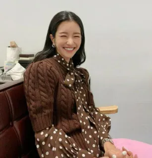 😂 여자, 인물, 미소, 스웨터, 드레스, 실내 telegram sticker