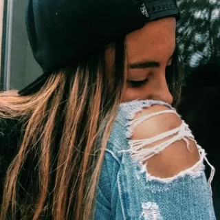 😔 mulher, chapéu, jeans, jeans rasgados, moda, garota, jovem, casual telegram sticker