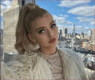 ✨ femme, blonde, portrait, ville, manteau de fourrure, créoles telegram sticker