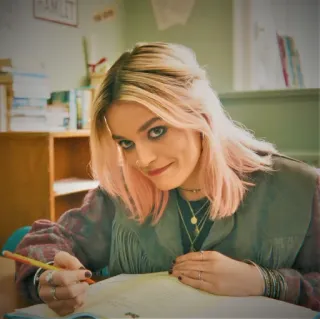 😇 Maeve Wiley Sex Education 십대, 학교, 글쓰기, 여자, 학생 telegram sticker