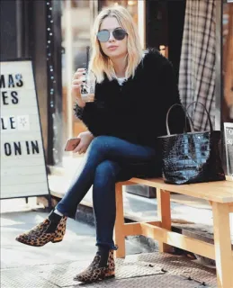😐 Frau, Sonnenbrille, Kaffee, Mode, Stil, Stiefel telegram sticker
