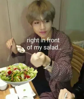 ▫ right in front of my salad.. Insalata, Meme, Umorismo, Cibo, Divertente, Mangiare whatsapp sticker