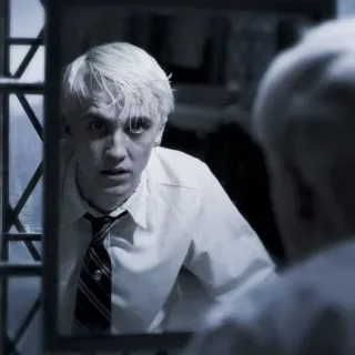 🐍 Draco Malfoy Harry Potter Draco Malfoy, Harry Potter, Slytherin, uniforme escolar, Tom Felton, espejo whatsapp sticker