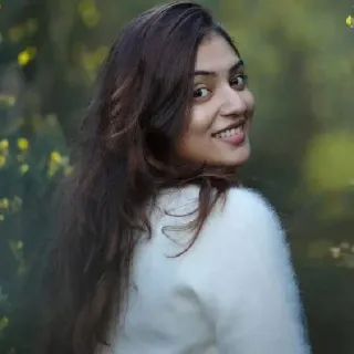 😁 phụ nữ, chân dung, nụ cười, ngoài trời, thiên nhiên, người telegram sticker