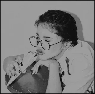◾️ femme, lunettes, manger, nourriture, portrait, noir et blanc telegram sticker