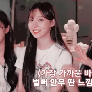 🎟 (가장 가까운 바로 벌써 안무 딴 느낌) K-pop, wanita, perempuan, senyum, musik telegram sticker