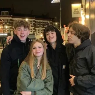 🫂 grupo de amigos, jovens adultos, vida noturna, cidade, amizade, encontro social telegram sticker