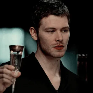 🥐 Klaus Mikaelson The Vampire Diaries Klaus, Vampire Diaries, The Originals, Joseph Morgan, vampire, verre à vin telegram sticker