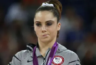 😕 McKayla Maroney ginnasta, McKayla non impressionata, olimpiadi, atleta, espressione facciale, deluso telegram sticker