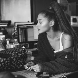 🗞 Ariana Grande Estrela pop, Cantora, Celebridade, Música, Retrato, Mulher telegram sticker