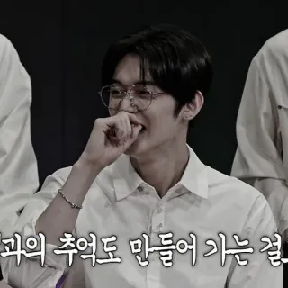🍗 과의 추억도 만들어 가는 걸 Person, Mann, Porträt, Brille, lächelnd telegram sticker