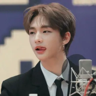 🎸 pessoa, homem, kpop, retrato, hyunjin, masculino, cantor telegram sticker