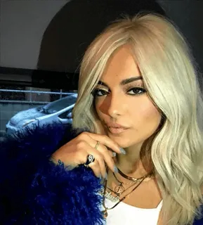 🤔 vrouw, portret, schoonheid, blond haar, mode, sieraden, make-up telegram sticker