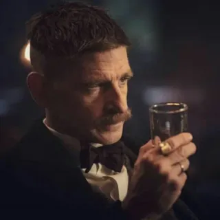 😐 Arthur Shelby Peaky Blinders Mann, Schnurrbart, Glas, Alkohol, Anzug, Fliege, Porträt, ernst telegram sticker
