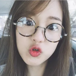 😚 femme, fille, lunettes, portrait, selfie, mignon, lunettes rondes, asiatique telegram sticker