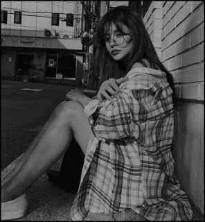 ◽️ femme, fille, carreau, portrait, rue, noir et blanc telegram sticker