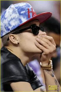 😶 Hello celebrità, Justin Bieber, cappello, occhiali da sole, orologio telegram sticker