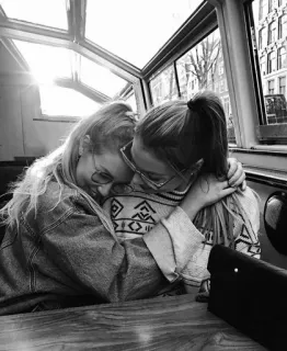 💞 женщины, объятия, нежность, дружба, чёрно-белое whatsapp sticker
