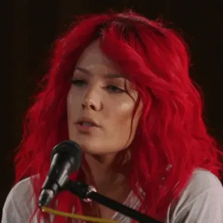🍒 Halsey cantor, cabelo ruivo, músico, microfone, performance, retrato whatsapp sticker