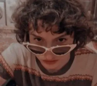🎸 Mike Wheeler Stranger Things Mike Wheeler, Stranger Things, Finn Wolfhard, Personaggio, Retro, Occhiali da sole, Serie TV telegram sticker