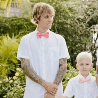 🦋 Justin Bieber selebriti, penyanyi, dasi kupu-kupu, pernikahan, potret, kasual, rambut pirang whatsapp sticker