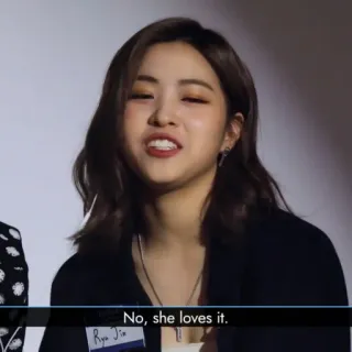 ⛲️ Rya Jin No, she loves it. persona, mujer, retrato, coreano whatsapp sticker