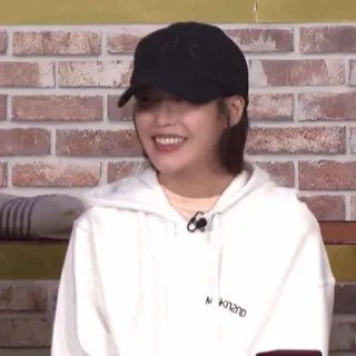 🖇 Mknaño persona, mujer, retrato, sonriendo, sudadera con capucha, gorra telegram sticker