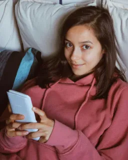😊 femme, sweat à capuche, téléphone, portrait, allongée, intérieur whatsapp sticker