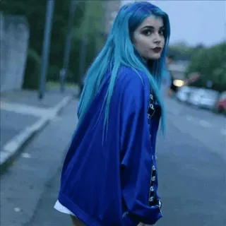 🚶‍♀ mujer, pelo azul, calle, retrato, femenino, adulto joven, chaqueta azul telegram sticker