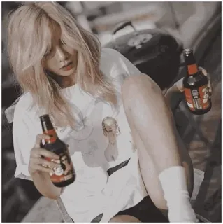 🥀 Frau, Bier, blond, Flasche, sitzen, Porträt, Lifestyle telegram sticker