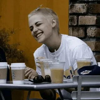 🤍 Frau, Kaffee, Promi, Schauspielerin, Porträt, Getränk telegram sticker
