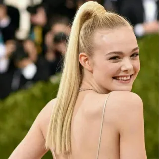 😁 Elle Fanning rubia, actriz, celebridad, retrato, sonriendo telegram sticker