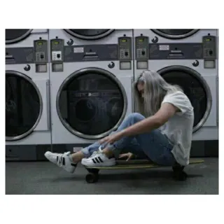 ◾ 人, 屋内, 洗濯機, ジーンズ, スケートボード, 白いシャツ, スニーカー, 座る, 女性, 服 telegram sticker