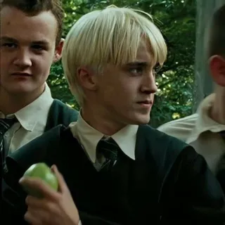 🐍 Draco Malfoy Harry Potter draco, malfoy, slytherin, harry potter, manzana, uniforme escolar telegram sticker