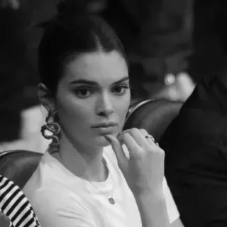 🤍 Kendall Jenner เคนดัลล์ เจนเนอร์, นางแบบ, คนดัง, บุคคล, ต่างหู, ขาวดำ telegram sticker