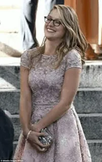 😂 Melissa Benoist donna, vestito, occhiali, attrice, ritratto, sorridente whatsapp sticker