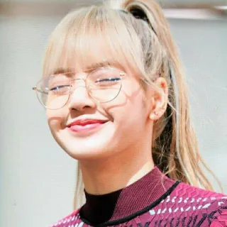 🥺 Lisa Lisa, Blackpink, cantante, gafas, sonrisa, mujer, Kpop telegram sticker