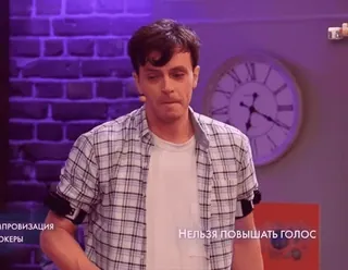 🌟 НЕЛЬЗЯ ПОВЫШАТЬ ГОЛОС mężczyzna, koszula, telewizor, występ, wyraz, ściana z cegieł whatsapp sticker