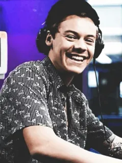 💷 Harry Styles chanteur, musicien, célébrité, portrait, sourire, casque audio telegram sticker
