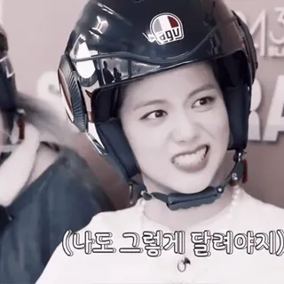 😡 (나도 그렇게 달려야지) capacete, pessoa, coreano, mulher, expressão facial, Blackpink whatsapp sticker