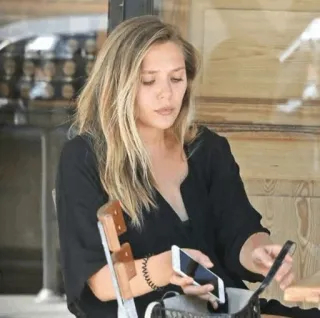 ◾️ woman, blonde, phone, celebrity, elizabeth olsen telegram sticker