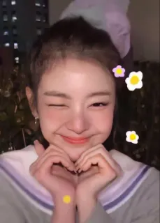 ❄️ женщина, селфи, подмигивание, милый, сердце руками, цветы whatsapp sticker