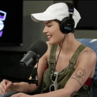 💧 Halsey Halsey, Sängerin, Mikrofon, Podcast, Porträt, Person, Promi telegram sticker