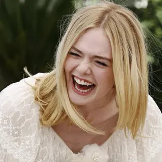 😂 Elle Fanning Schauspielerin, blond, Lächeln, Frau, Porträt, Promi, glücklich whatsapp sticker
