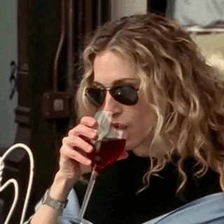 ➿ Carrie Bradshaw Sex and the City mulher, bebendo, vinho, óculos de sol, cabelo encaracolado, elegante telegram sticker