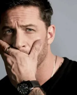 🙊 Tom Hardy Porträt, Schauspieler, Promi, Mann, männlich, Hand, Uhr telegram sticker