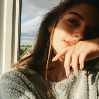 💚 donna, ritratto, finestra, maglione, ragazza, luce solare telegram sticker