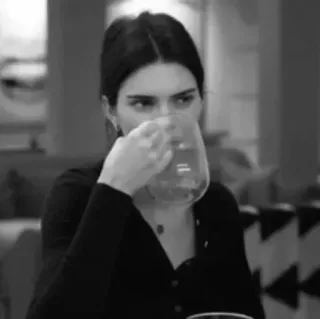 🧷 Kendall Jenner donna, bere, bicchiere, Kendall Jenner, modella, celebrità, acqua telegram sticker