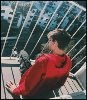 🎼 Sân thượng, Ngồi, Thành phố, Cậu bé, Áo hoodie đỏ, Đô thị telegram sticker