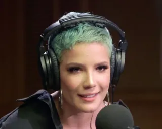 🍒 Halsey Halsey, cantora, músico, mulher, fone de ouvido, retrato whatsapp sticker